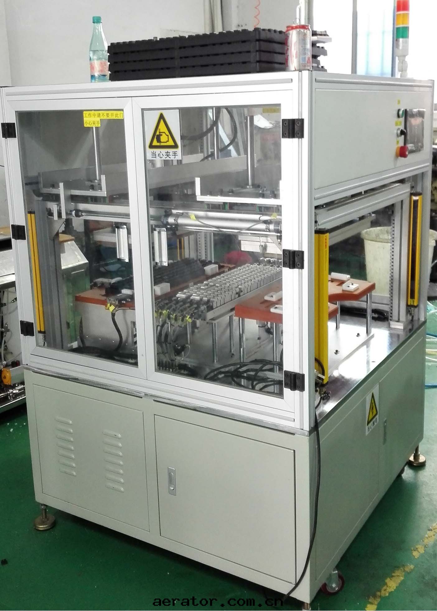 鍵盤鍵帽自(zì)動(dòng)組裝(zhuāng)機(jī)