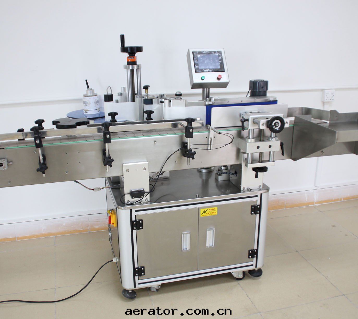 全自(zì)動(dòng)搓滾立式貼标機(jī)