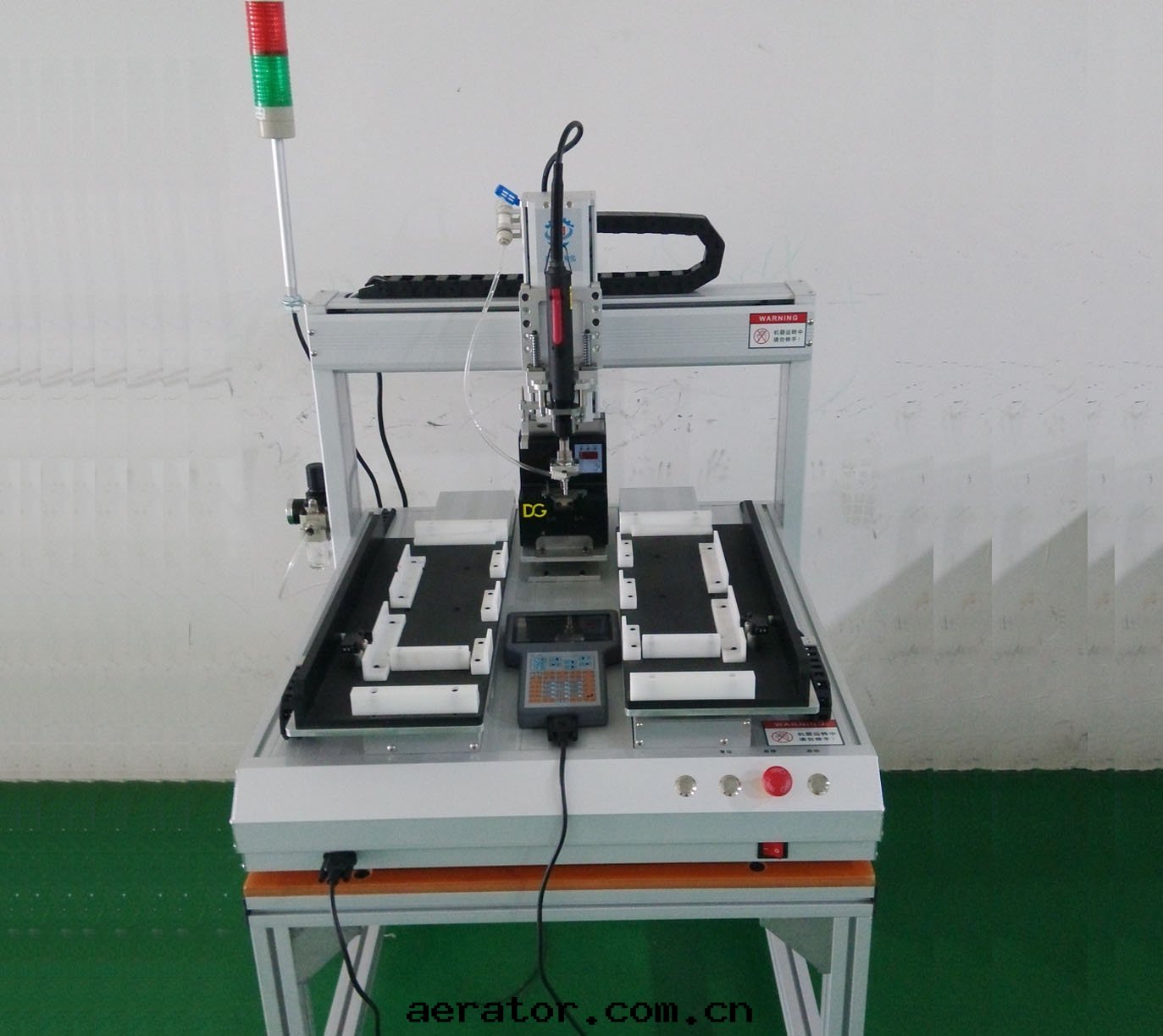 双(shuāng)軸自(zì)動(dòng)鎖螺丝(sī)機(jī)